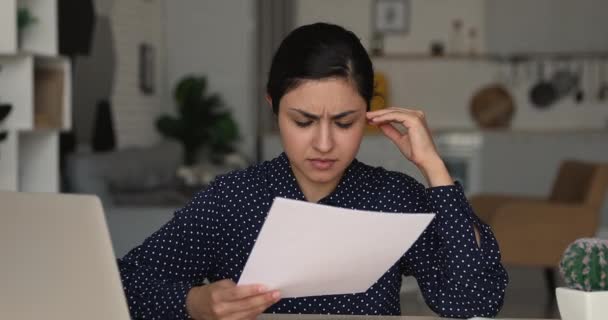 Junge 25s indische Ethnizität Frau fühlt sich unglücklich mit Prüfungsfehlmeldung. — Stockvideo