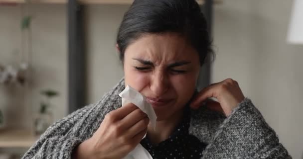 Ohälsosam tusenårig indian kvinna nysningar, sjukdomskänsla. — Stockvideo