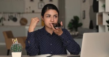 Hoparlörle konuşan mutlu Hintli genç iş kadını.