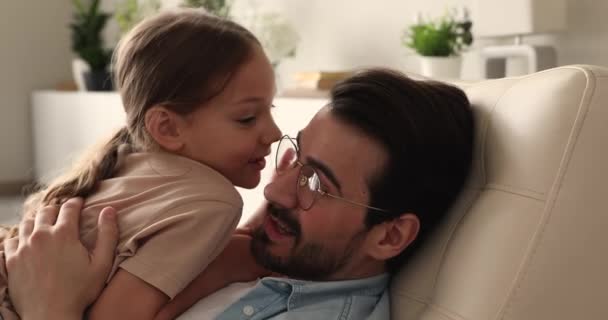 Маленькая дочь нашептывает папочке на ухо. — стоковое видео