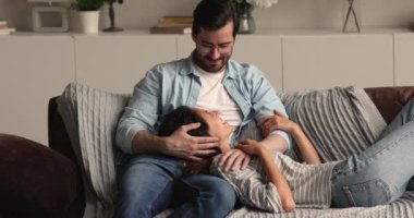 Birbirini seven bir çift oturma odasında koltukta gevşeyip konuşuyor.