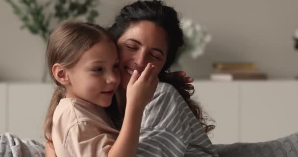 Close up retrato amoroso mãe abraça pequena filha — Vídeo de Stock