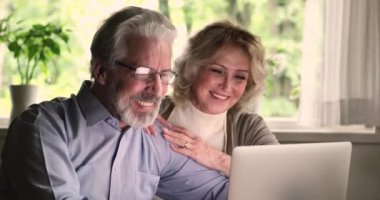 Bilgisayar uygulamaları kullanan olgun bir çift..