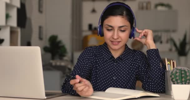 Feliz joven india estudiando a distancia en casa. — Vídeos de Stock