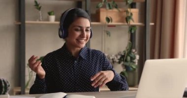 Mutlu milenyum Hindistanlı kadın çevrimiçi video görüşmesi başlatıyor..