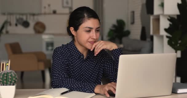 Focada jovem índio etnia mulher trabalhando ou estudando em computador. — Vídeo de Stock