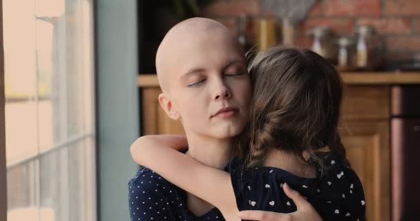 Dotter gosande mor cancer patient ger sin kärlek och stöd — Stockvideo