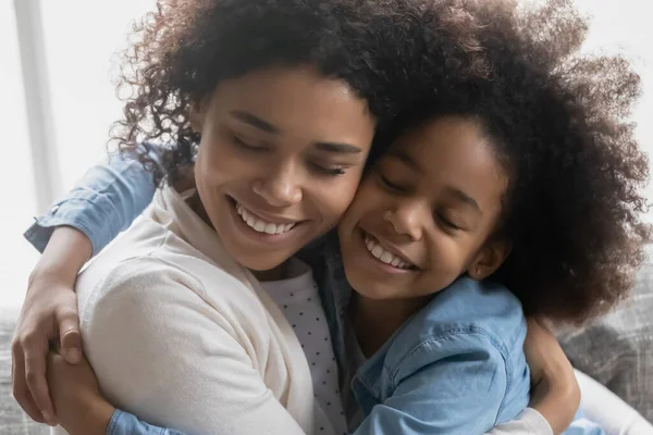 Fechar feliz afro-americano mãe e pequena filha abraçando — Fotografia de Stock