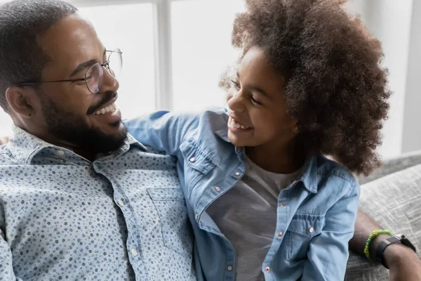 Close-up overjoyed Afro-Amerikaanse vader en dochter hebben plezier — Stockfoto