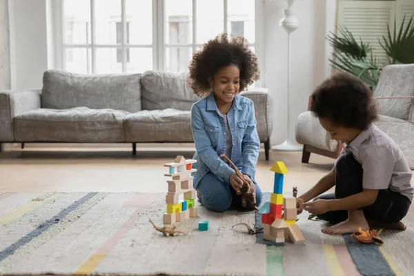 Happy African American boy and girl playing in living room — Stock Photo, Image