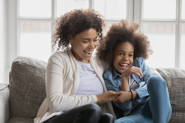 Close up overjoyed Afro-Amerikaanse moeder en dochter kietelen — Stockfoto