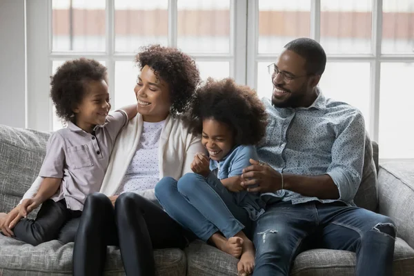 Close up gelukkig Afro-Amerikaans gezin ontspannen op gezellige bank — Stockfoto