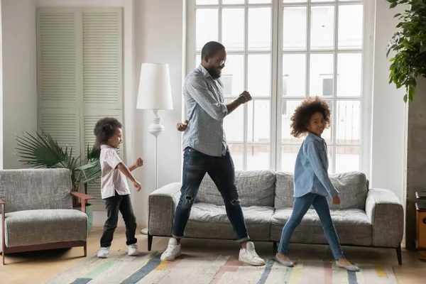 Pełna długość Afroamerykanin ojciec z dziećmi taniec w domu — Zdjęcie stockowe