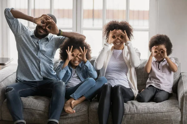 Portrait heureux afro-américains parents et enfants faisant des grimaces drôles — Photo