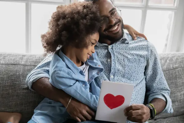 Close up weinig Afro-Amerikaans meisje gefeliciteerd, knuffelen gelukkig vader — Stockfoto