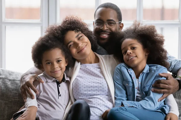 Hoofd schot portret gelukkig Afro-Amerikaanse familie met twee kinderen — Stockfoto