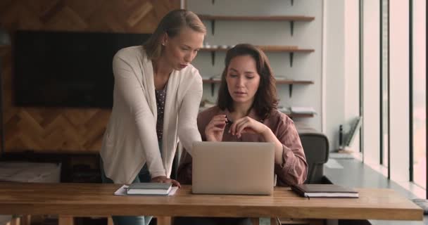 Inteligente joven líder de equipo femenino entrenador motivado colega. — Vídeo de stock