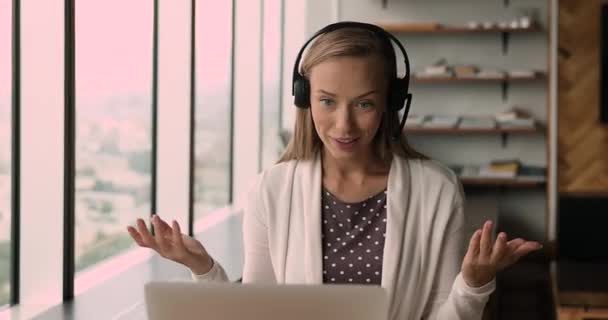 Feliz joven mujer de negocios en auriculares con cámara web llamada. — Vídeos de Stock