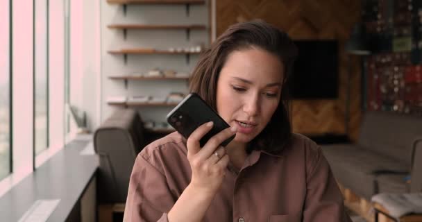 Happy Young yakin wanita bisnis mengirim pesan audio. — Stok Video