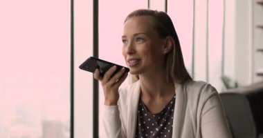 Cep telefonu uygulaması kullanarak odaklanmış sarışın bir kadın..