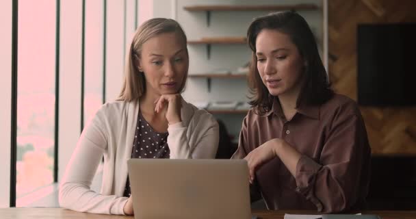 Concentrado joven cualificado feliz mujer colegas que trabajan en la computadora. — Vídeo de stock