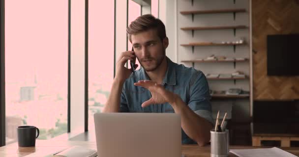 Koncentrerad allvarlig ung affärsman som håller smartphone samtal. — Stockvideo