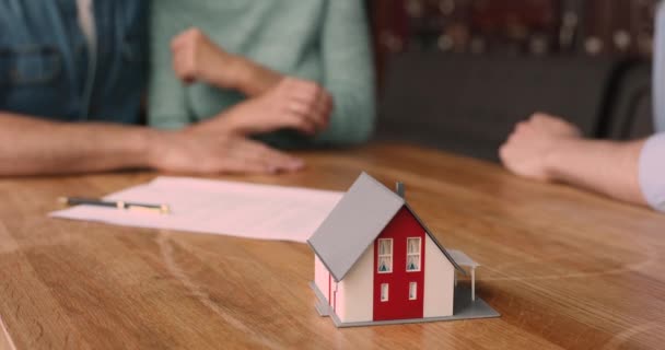 Νεαρό οικογενειακό ζευγάρι αγοράζει τη δική του κατοικία σε συνάντηση με μεσίτη. — Αρχείο Βίντεο