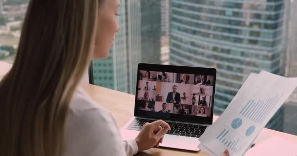 Joven empleada calificada que celebra reunión de negociaciones de videoconferencia. — Vídeo de stock