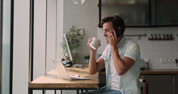Νεαρός επιχειρηματίας που διεξάγει συνομιλίες διαπραγμάτευσης με τηλεφωνική κλήση. — Αρχείο Βίντεο