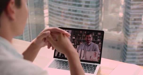 Trabajador joven concentrado que celebra reunión de negociaciones de videoconferencia. — Vídeo de stock