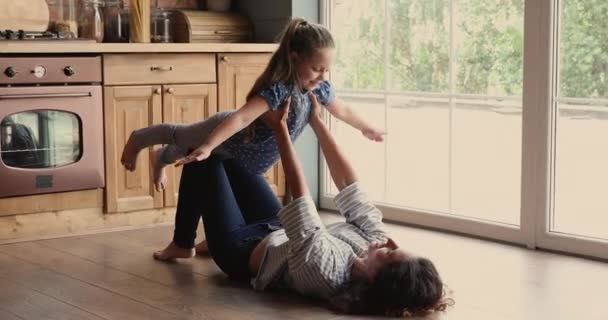 Ung omtänksam mor leker flygplan med söt dotter. — Stockvideo