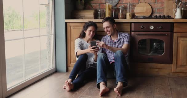 Adicta a la tecnología feliz pareja de la familia milenaria utilizando el teléfono celular. — Vídeos de Stock