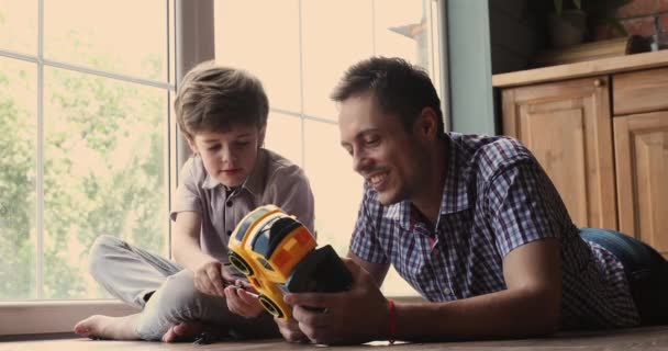 Niño inteligente enfocado usando destornillador. — Vídeo de stock