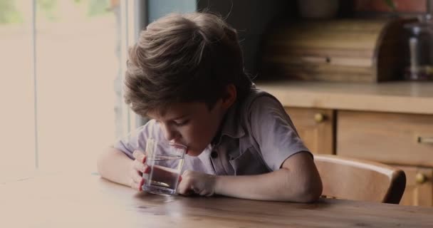 Sed poco adorable niño sediento beber agua. — Vídeo de stock