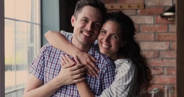 Mulher carinhosa amorosa abraçando marido sorridente, sonhando juntos. — Vídeo de Stock