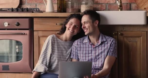 Мрійлива щаслива молода пара планує спільне майбутнє . — стокове відео
