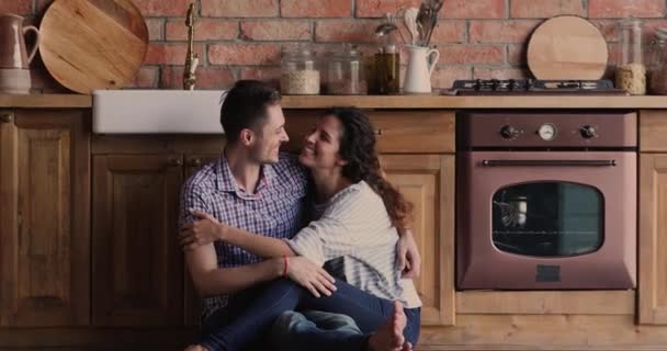 Šťastný pozitivní bonding tisíciletý rodinný pár těší romantický moment. — Stock video