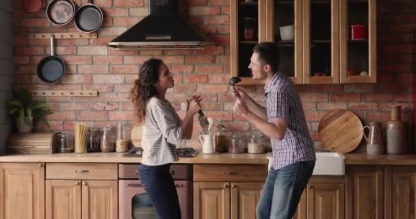 Сверхрадостная эмоциональная супружеская пара, поющая в посуде. — стоковое видео