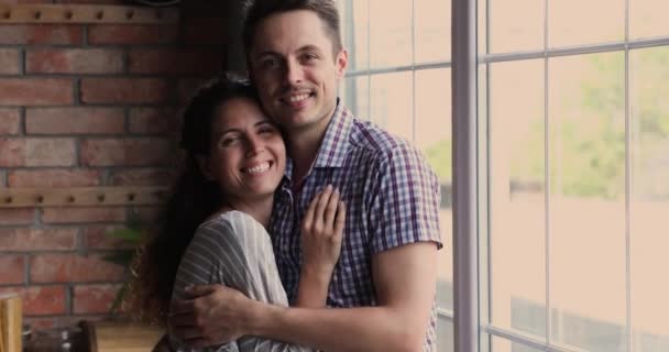 Liebendes, liebevolles Millennial-Paar träumt von gemeinsamer Zukunft. — Stockvideo