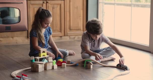 Grappige kleine kinderen genieten van samen spelen thuis. — Stockvideo