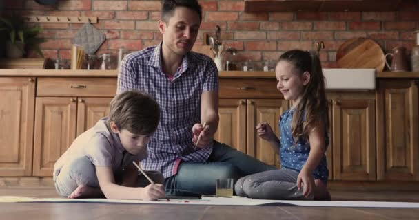 Joyeux drôle petite fille et garçon peinture avec père. — Video