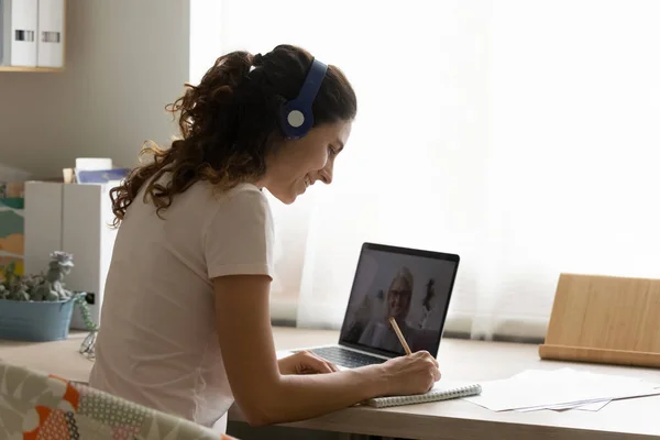 Diligente studentessa ottenere l'istruzione a distanza utilizzando la tecnologia moderna — Foto Stock