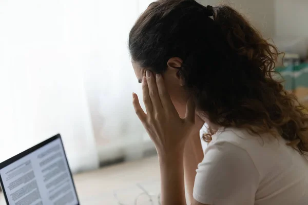 Moe jonge vrouw overwerkt door computer last van hoofdpijn migraine — Stockfoto