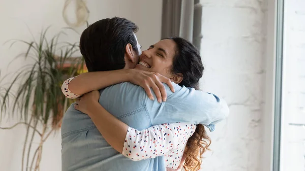 Aufgeregte Ehefrau hält geliebten Ehemann in den Armen und ist dankbar für Unterstützung — Stockfoto