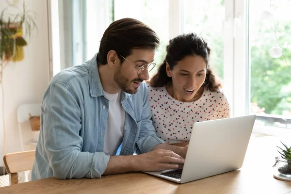 Sorprendida pareja casada leer correo electrónico con propuesta rentable de la computadora portátil — Foto de Stock