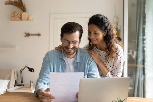 Frohes Ehepaar beeindruckt mit perfekten Nachrichten per Post — Stockfoto