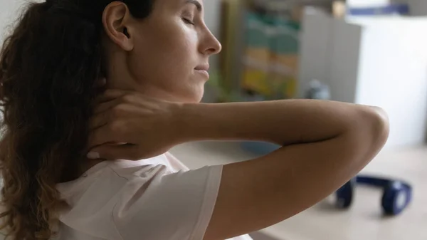 Millennial vrouw moe bij zittend werk masseren nek verlichten pijn — Stockfoto