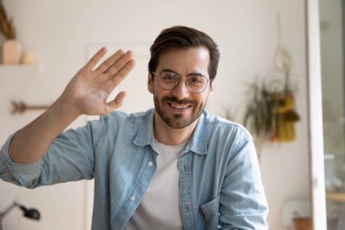 Genç adam video blogcusu evden yayın yapan kameraya bakıyor