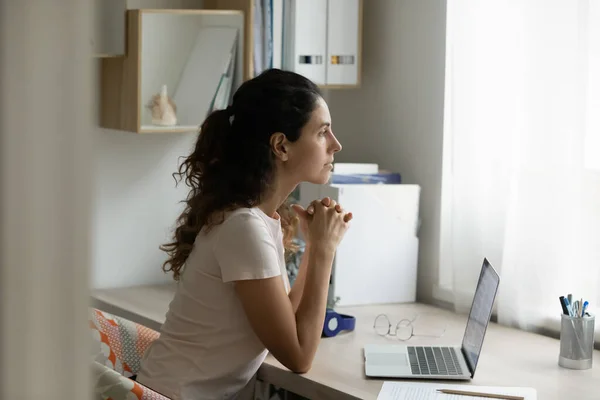 Pensive young woman distracted from pc screen looking at window — Stock Photo, Image