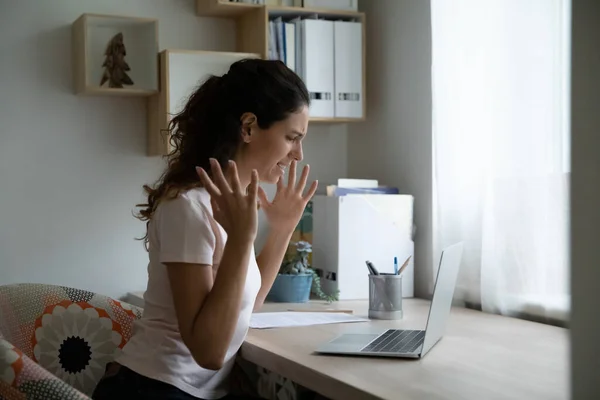 Schockierte junge Frau kann wegen langsamen Internets nicht online arbeiten — Stockfoto